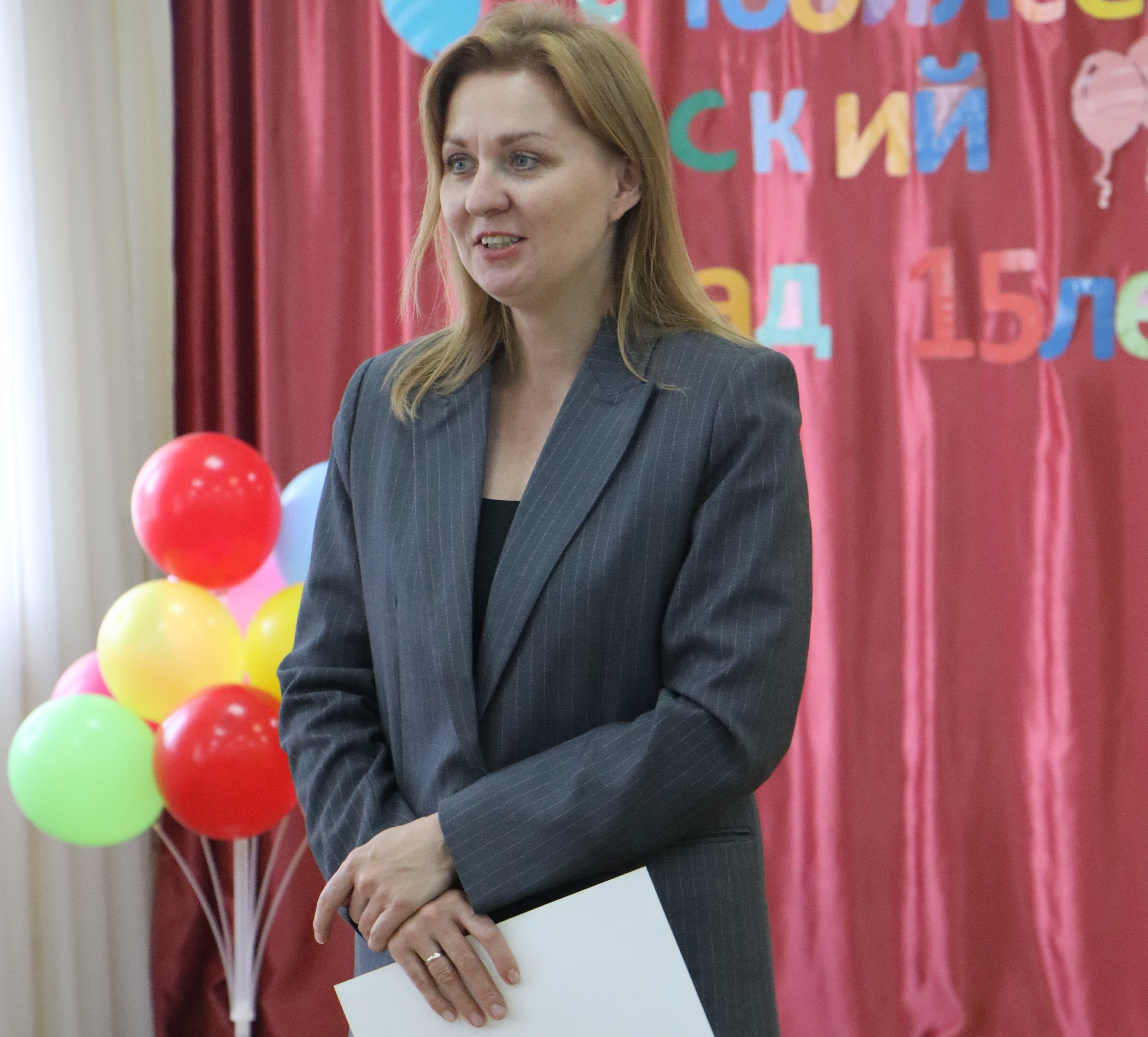 Коллектив с юбилеем поздравила Дарья Юматова, заведующая отделом образования района.